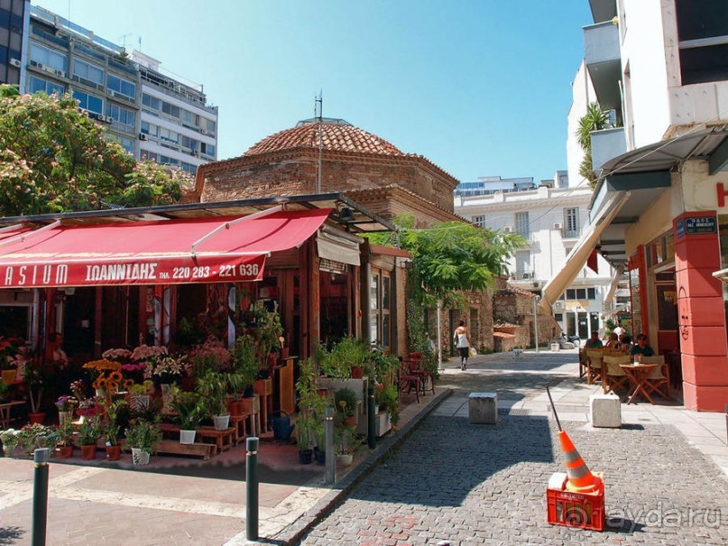 Вдоль центральной оси