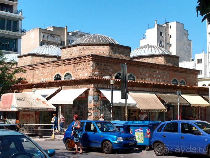 Вдоль центральной оси