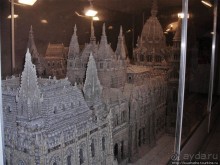 Макет здания Парламента,сделанный из ракушек