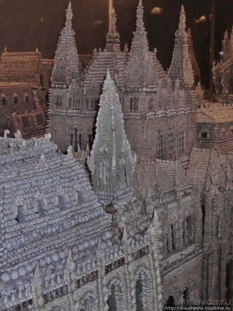 Макет здания Парламента,сделанный из ракушек