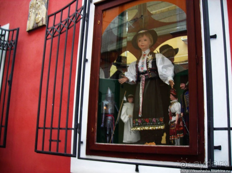 Макет здания Парламента,сделанный из ракушек