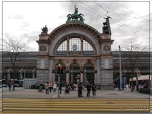 Дорога, озеро и лев