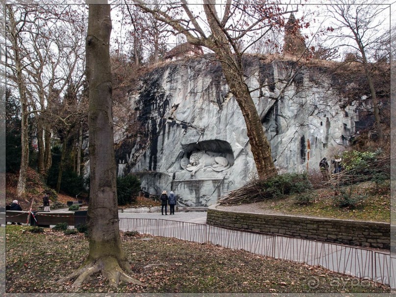 Дорога, озеро и лев