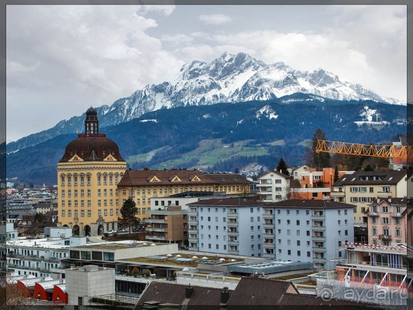 Дорога, озеро и лев