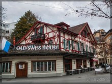 Дорога, озеро и лев