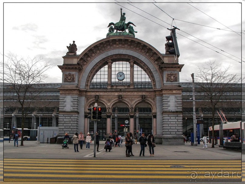 Дорога, озеро и лев