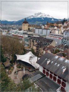 Дорога, озеро и лев