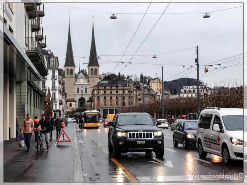 Дорога, озеро и лев