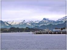 Дорога, озеро и лев