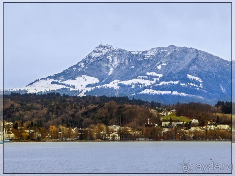 Дорога, озеро и лев
