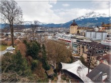 Дорога, озеро и лев