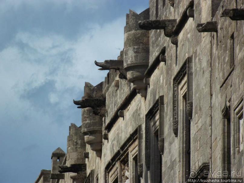 Солнечный остров посреди двух морей