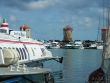 Солнечный остров посреди двух морей