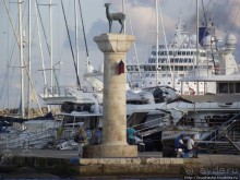 Солнечный остров посреди двух морей