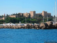 Солнечный остров посреди двух морей