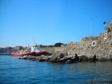 Солнечный остров посреди двух морей