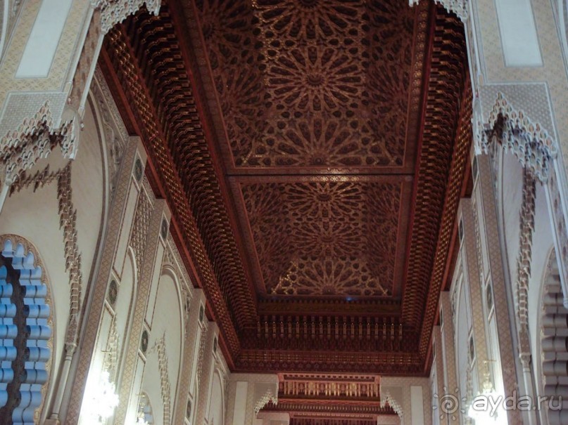 Плывущая на троне пенных волн