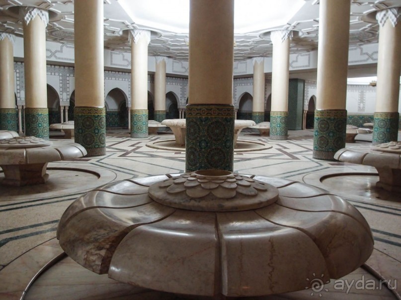 Плывущая на троне пенных волн