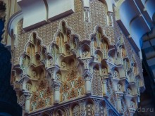 Плывущая на троне пенных волн