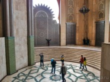 Плывущая на троне пенных волн