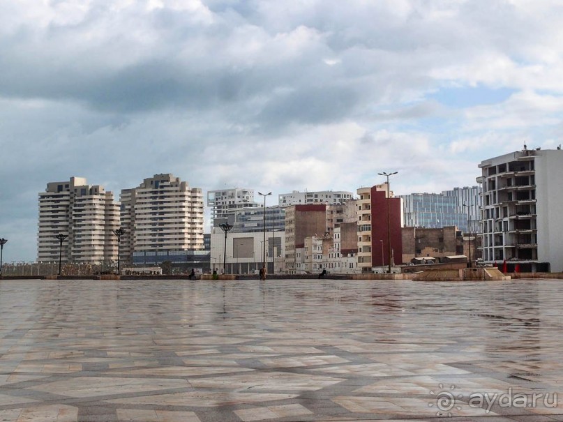 Плывущая на троне пенных волн