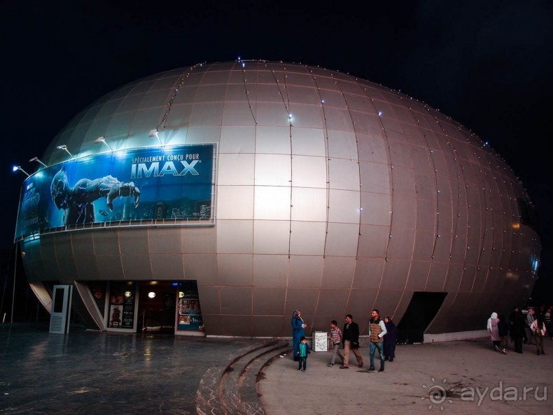 Плывущая на троне пенных волн