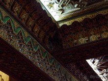 Плывущая на троне пенных волн