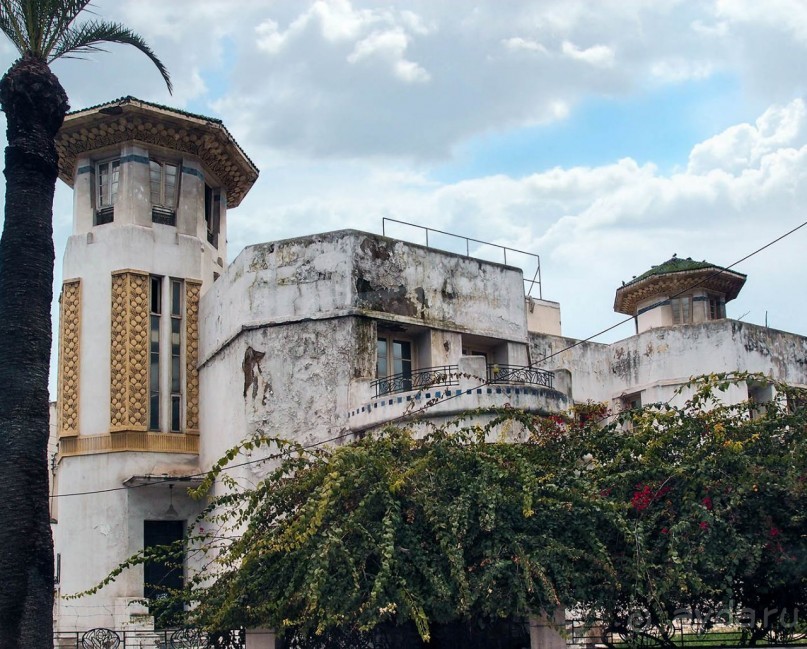 Плывущая на троне пенных волн