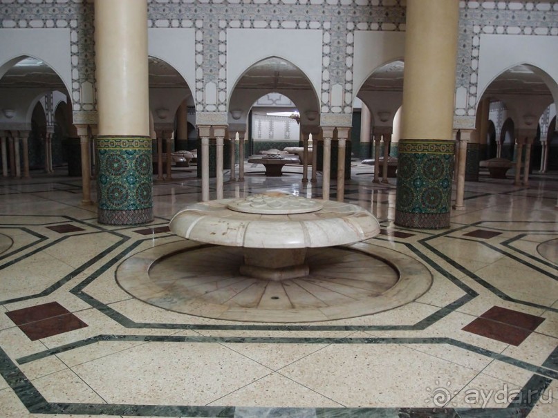 Плывущая на троне пенных волн