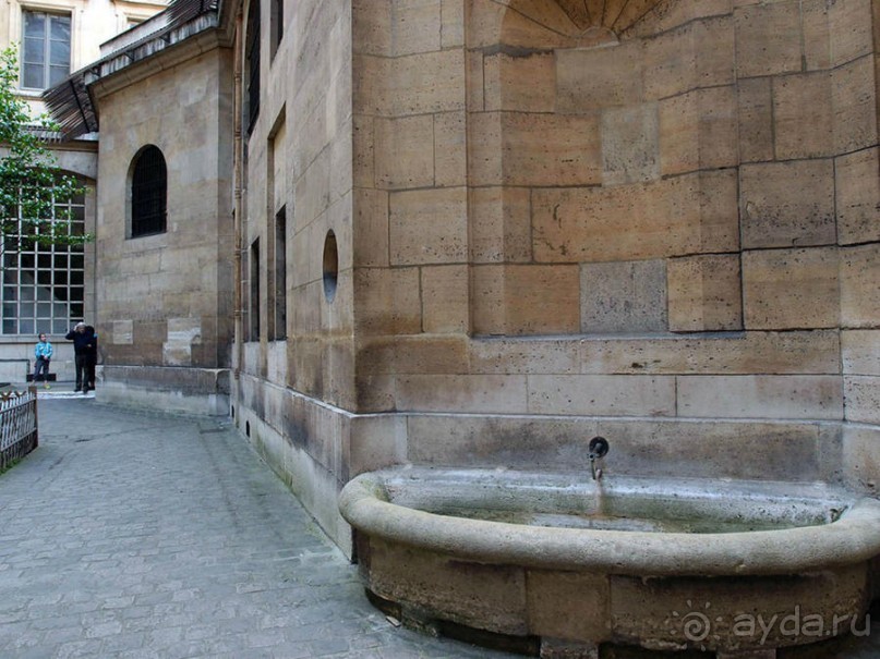 Печальный замок на набережной