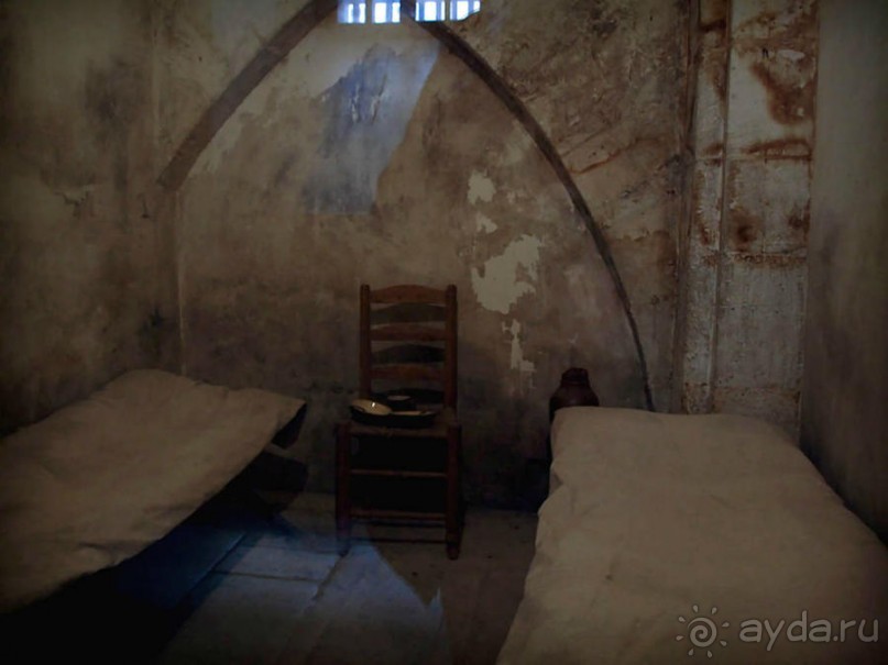 Печальный замок на набережной