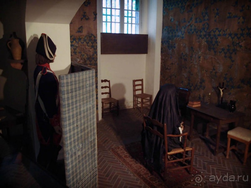 Печальный замок на набережной