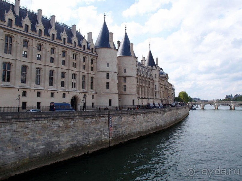 Печальный замок на набережной