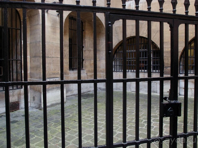 Печальный замок на набережной