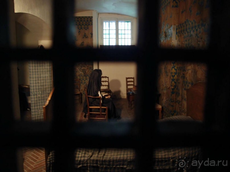 Печальный замок на набережной