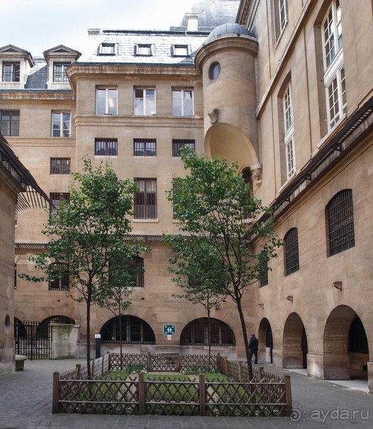 Печальный замок на набережной