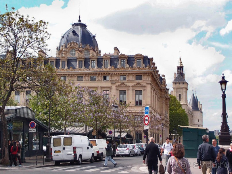 Печальный замок на набережной