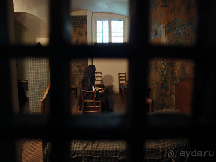 Печальный замок на набережной