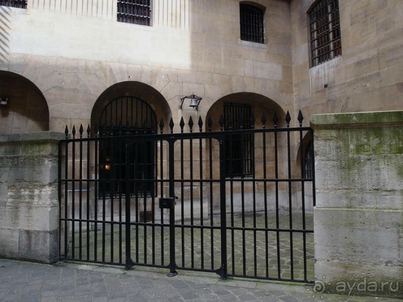 Печальный замок на набережной