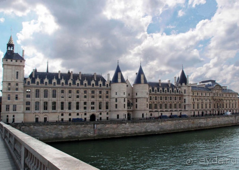 Печальный замок на набережной