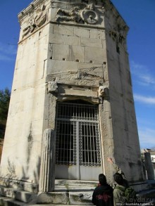 Римская Агора, Скирон, Борей и Кекий