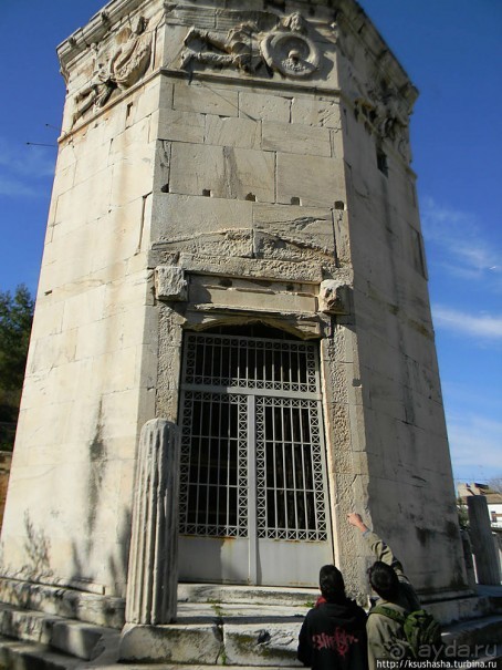 Римская Агора, Скирон, Борей и Кекий