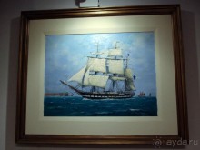 Бригантина поднимает паруса