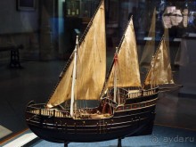 Бригантина поднимает паруса