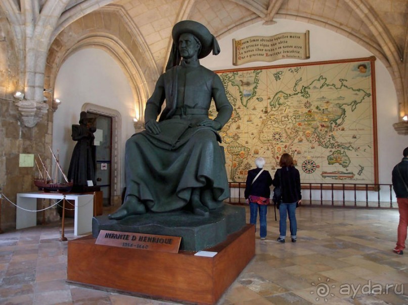 Бригантина поднимает паруса