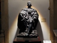 Бригантина поднимает паруса