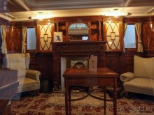 Бригантина поднимает паруса