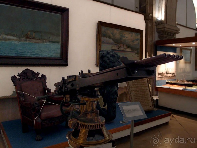 Бригантина поднимает паруса