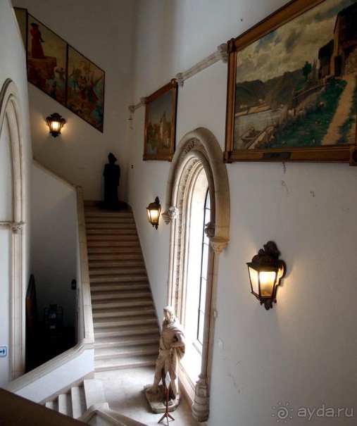 Бригантина поднимает паруса