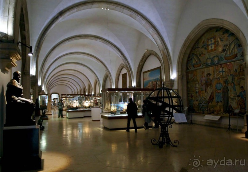 Бригантина поднимает паруса